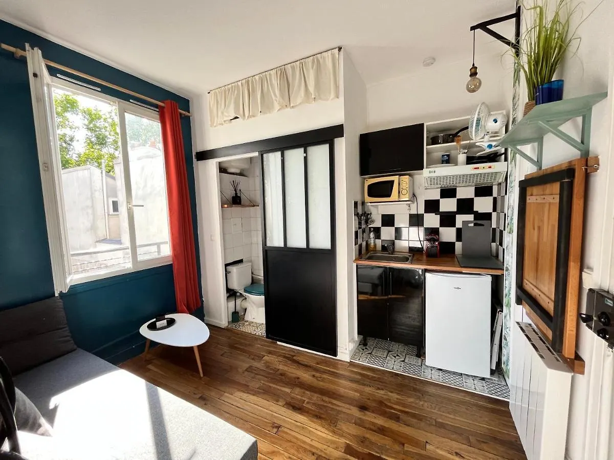 Nice Little Apartment Center Paris contacts
