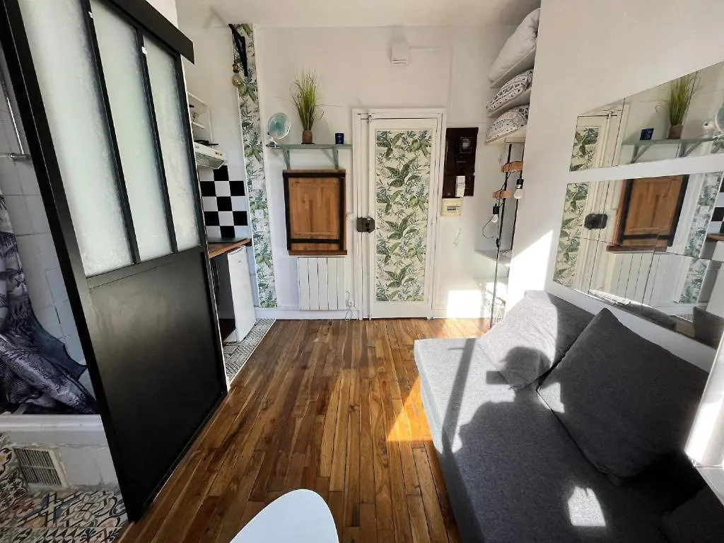 Nice Little Apartment Center Paris